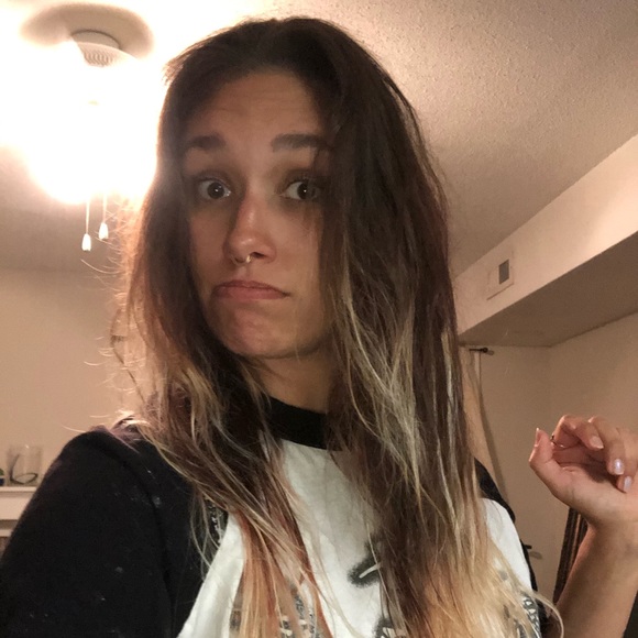 Meet your Posher, Stephanie - Picture 2 of 3